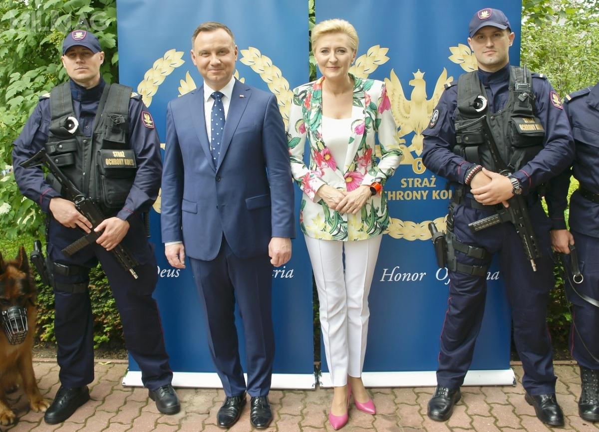 W 2017 Straż Ochrony Kolei dokonała dużych zakupów dosyć egzotycznej broni strzeleckiej: 501 tureckich pistoletów samopowtarzalnych Canik TP9V2 i 70 słowackich pistoletów maszynowych Grand Power Stribog SR9. Na zdjęciu funkcjonariusze podczas spotkania z Prezydentem RP w czerwcu 2018