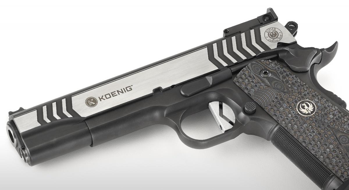Nowy SR1911 to 11,43-mm odmiana istniejącego modelu zasilanego nabojem 9 mm x 19. Drugi model oprócz naboju różnie się obecnością lejka i zmienionymi okładkami. /Zdjęcia: Ruger
