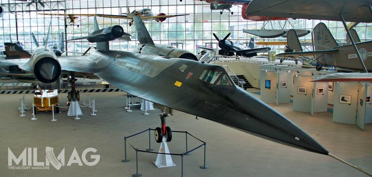 Pierwsze samoloty SR-71 trafiły w styczniu 1966 do 1. Eskadry 4200. Skrzydła Rozpoznawczego USAF (później przemianowanego na 9. Skrzydło), stacjonującego w bazie lotniczej Beale w Kalifornii. 8 marca 1968 po raz pierwszy samoloty rozmieszczono w bazie lotniczej Kadena w Japonii, będącej wysuniętą bazą operacyjną 9. Skrzydła. W USAF służyły do 1998, natomiast w NASA w latach 1991-1999. Z 32 zbudowanych samolotów, aż 12 uległo katastrofom, w których zginął jeden pilot / Zdjęcie: Jakub Link-Lenczowski