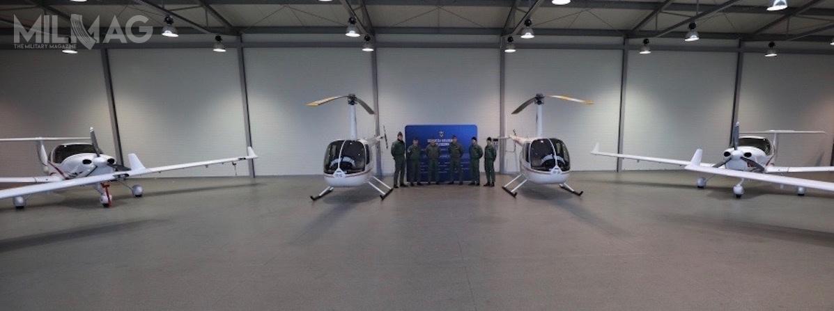 Poprzednio odbiór nowych statków powietrznych, przeznaczonych do szkolenia pilotów dla Akademickiego Centrum Szkolenia Lotniczego Lotniczej Akademii Wojskowej miał miejsce 14 grudnia 2018. Kupiono wówczas dwa śmigłowce Robinson R44 Raven II oraz cztery samoloty Daimond DA40NG warte łącznie około 16 mln zł brutto / Zdjęcie: LAW