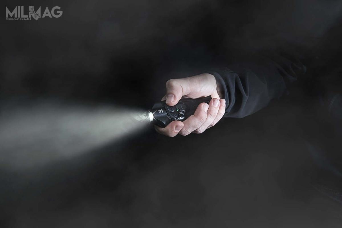 Osada w dolnej części otrzymała odcinek szyny Picatinny umożliwiając jednoczesne użycie latarki lub laserowego wskaźnika celu. /Zdjęcia: Bluntforce