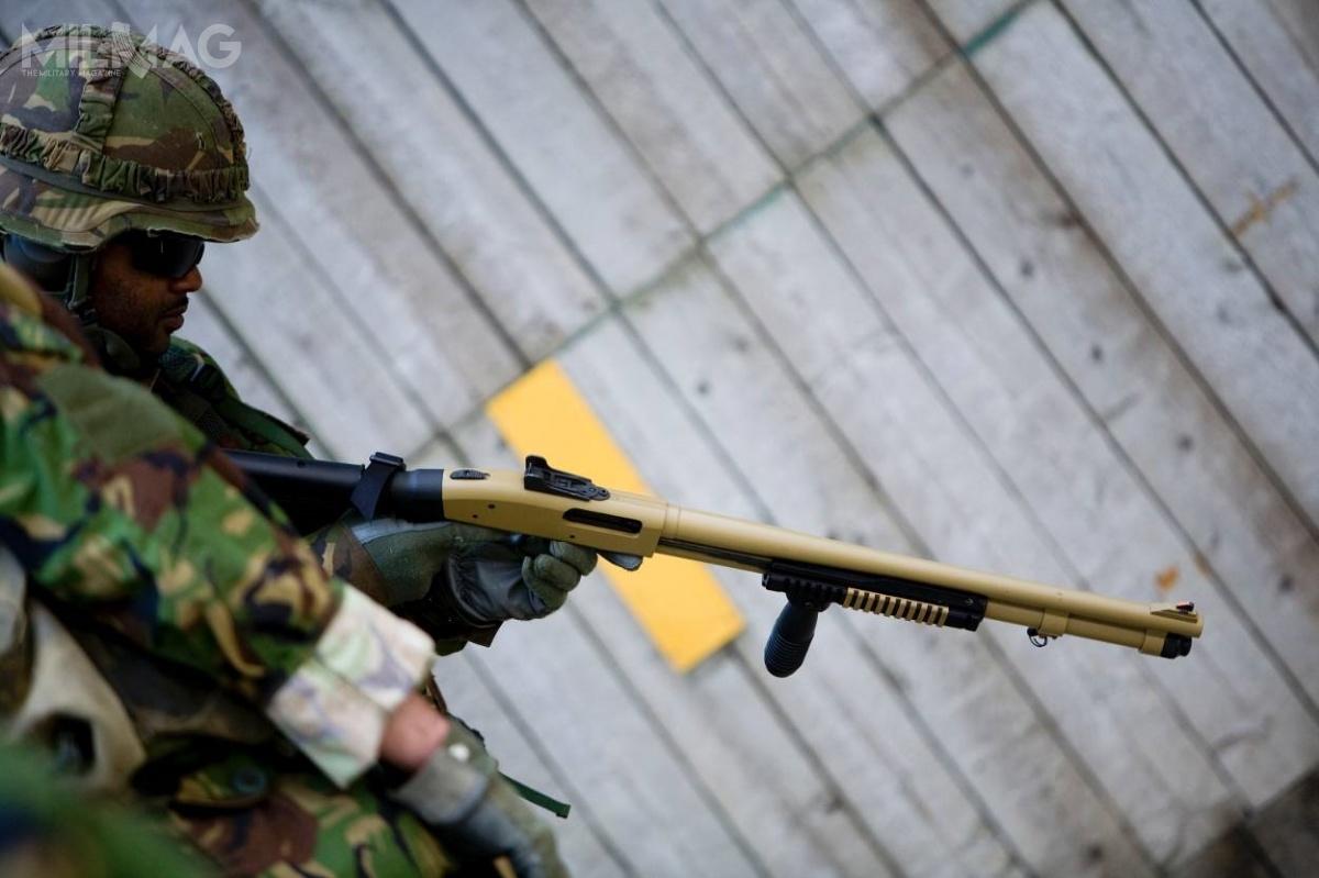 Holenderskie ministerstwo obrony ogłosiło postępowanie na dostawy strzelb gładkolufowych. Obecnie w siłach zbrojnych Holandii wykorzystywane są amerykańskie Mossberg M590DA1 kalibru 12/70 i 12/76. Holenderskie strzelby są charakterystyczne, wyróżnia je ziemny kolor komory zamkowej, ciężkiej wojskowej lufy i rurowego magazynka / Zdjęcia: Defensie.nl
