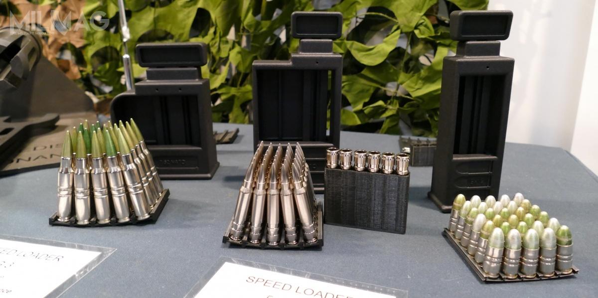 Amunicja 9x19 mm po prawej stronie konfekcjonowana w stalowych łódkach nabojowych. 5,56x45 mm i 7,62x51 mm umieszczona została w substytutach lódek wykonanaych w technologii druku 3D / Zdjęcia: Rafał Janicki