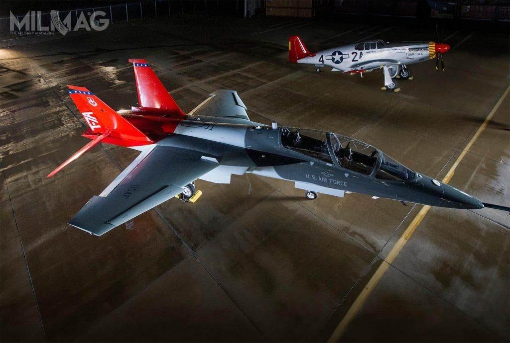 Specjalnie pomalowany T-7A Red Hawk został zaprezentowany przez Boeinga wraz z zabytkowym P-51 Mustang, należącym niegdyś do 332. Grupy Myśliwskiej USAAF / Zdjęcia: USAF