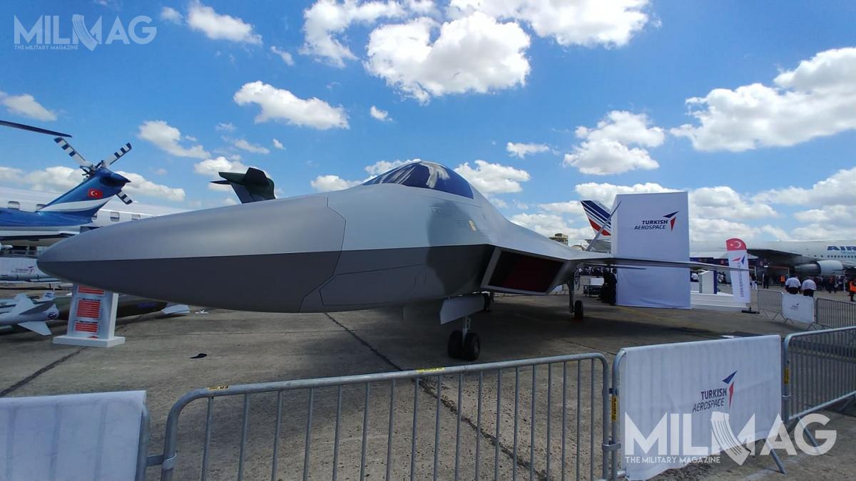Wizualnie turecka makieta przypomina nieco amerykański samolot 5. generacji F-22A Raptor, a także chiński J-35 (wcześniej znany jako J-31) /Zdjęcia: Michał Jarocki