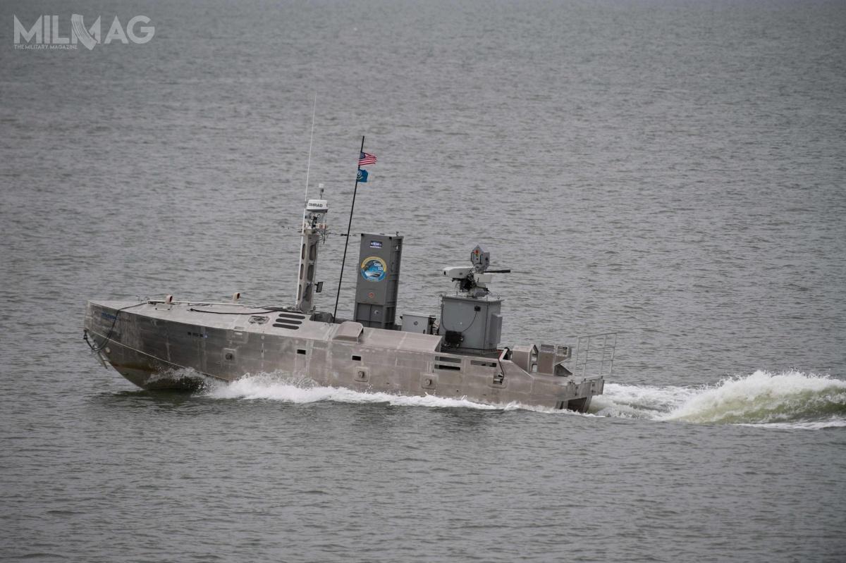 Trałowiec typu Fleet ma 12 m długości, 3,4 m szerokości i 7,7 t wyporności. Jednostka ma nośność 2,3 t oraz możliwość holowania wyposażenia o masie do 2 t. Może działać zdalnie przez 24 godziny. Jest to bezzałogowy pojazd klasy MCM USV (Mine Counter Measure Unmanned Surface Vehicle) / Zdjęcie: US Navy
