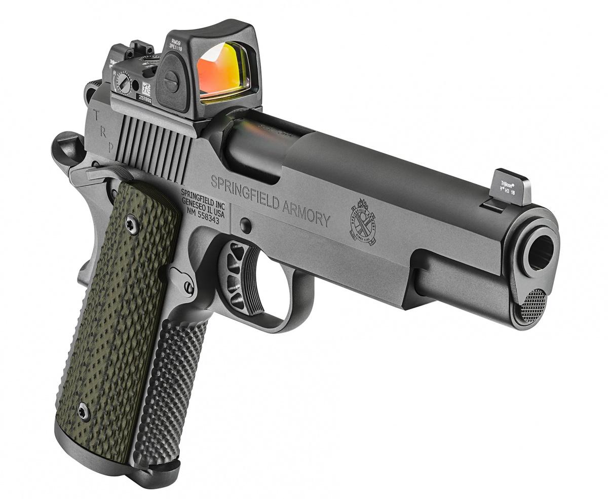 W parze z kolimatorem Springfield Armory zdecydowało się zamontować na zamku podwyższone przyrządy mechaniczne z wkładkami trytowymi - tego samego wytwórcy, który dostarcza celowniki. /Zdjęcia i film: Springfield Armory
