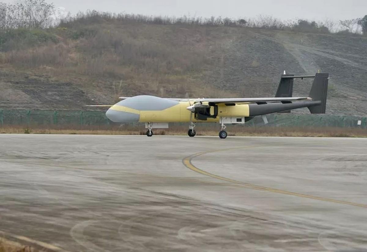 Podobnie jak w TW328/TB001 dwa stosunkowo tanie w eksploatacji silniki tłokowe umieszczono klasycznie pod skrzydłami. Nowy prototyp otrzymał jednak trzeci silnik umieszczony z tyłu kadłuba w kierunku odwrotnym do kierunku lotu / Zdjęcie: Tengden Technology