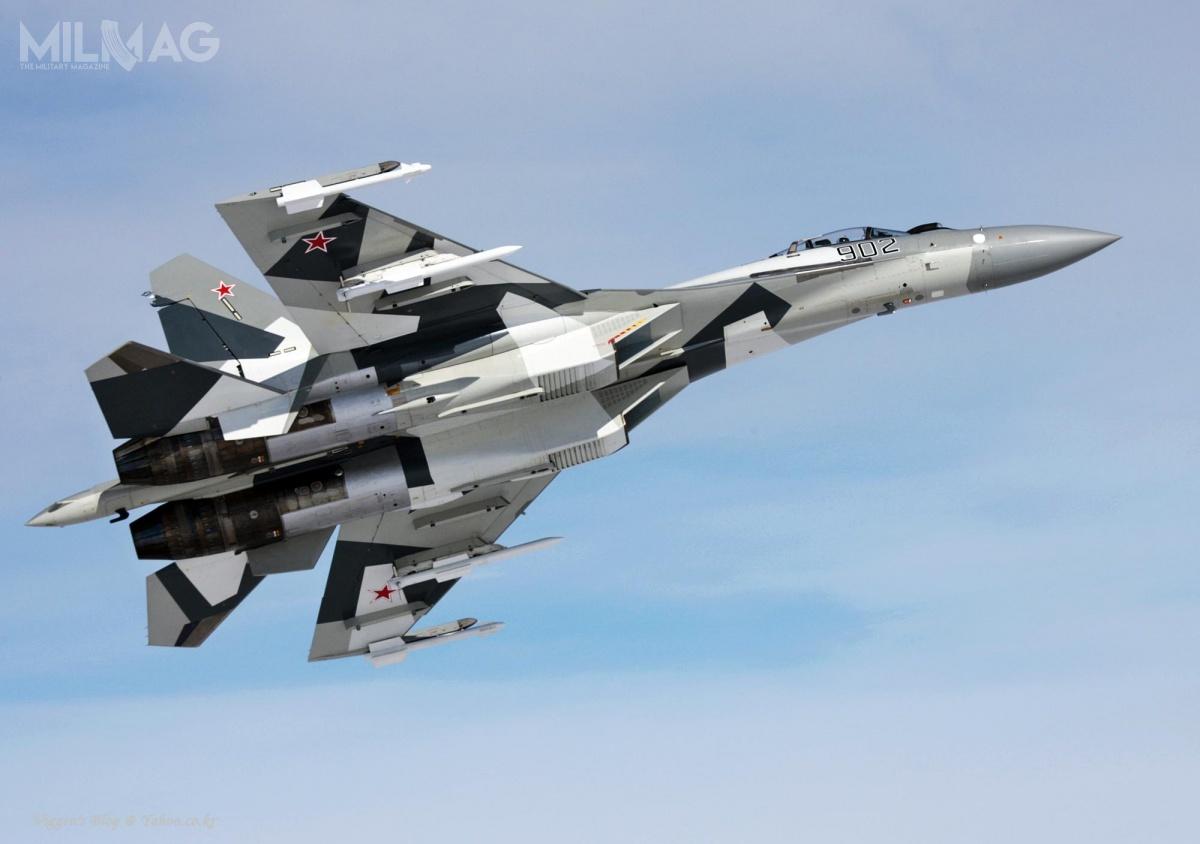 W stosunku do swojego pierwowzoru czyli Su-27P/S, Su-35S charakteryzuje się powiększonymi skrzydłami, usterzeniem i wlotami powietrza, a także zmniejszonym przekrojem odbicia radarowego. Napęd stanowią dwa silniki turbowentylatorowe dwuprzepływowe Saturn Liulka AŁ-37F (117S) z niezależnymi dyszami o wektorowanym ciągu i wydłużonym resursie. Radar N035 Irbis-E wyposażony w antenę z pasywnym skanowaniem fazowym, zdolny jest do śledzenia 30 celów powietrznych i zwalczania 8 jednocześnie lub śledzenia do 4 celów naziemnych bez przerywania skanowania przestrzeni powietrznej. / Zdjęcie: Zjednoczona Korporacja Lotnicza OAK