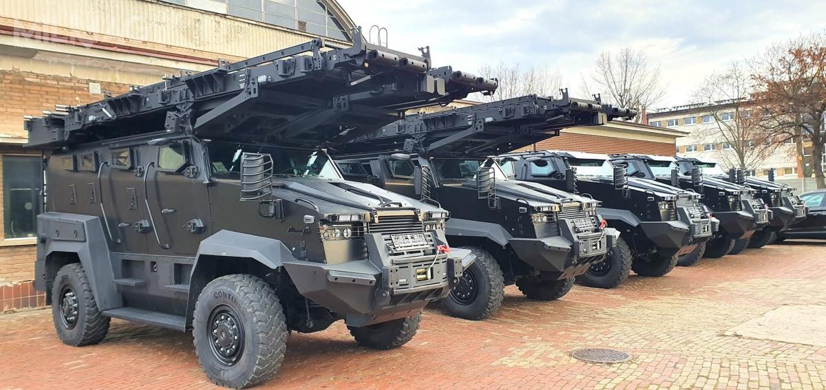 Spółka AMZ-Kutno dostarczyła Policji pięć lekkich transporterów opancerzonych Tur VI. Dwa z rampami szturmowymi produkcji Concept trafią do Biura Operacji Antyterrorystycznych, reszta do Samodzielnych Pododdziałów Kontrterrorystycznych Policji w wybranych województwach. Całe zamówienie na osiem Turów VI ma zostać zrealizowane do grudnia 2020 / Zdjęcia: AMZ-Kutno