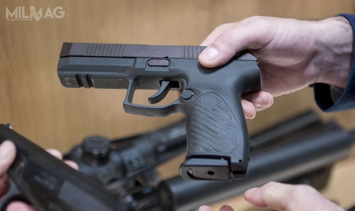Masa pistoletu Udaw wynosi 780 g z pustym magazynkiem, 980 g w pełni załadowany. Długość broni to 206 mm, wysokość 145 mm, szerokość 36 mm. Konstrukcja zasilana jest z magazynka o pojemności 18 nabojów 9 mm x 21. Żywotność broni to 10 tysięcy strzałów. Udaw dostosowano do działania w temperaturach od -50 do +70°C. Zasięg skuteczny pistoletu Udaw to 100 metrów. Użycie amunicji o zwiększonej przebijalności pozwala wyeliminować cele korzystające z indywidualnych osłon balistycznych i hełmów na dystansie do 75 metrów / Zdjęcie: Rostiech