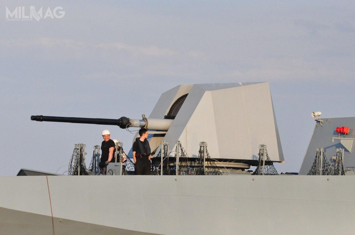 Armata OTO Melara Super Rapid L/62 o masie 7,5 t została opracowana w 1988. Działo charakteryzuje się zwiększoną szybkostrzelności (do 120 strz./min.), m.in. dzięki sprawniejszemu systemowi podawania amunicji.