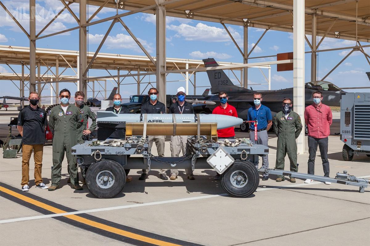 Program Gray Wolf jest nadzorowany przez laboratorium wojsk lotniczych USA AFRL, przy współpracy z personelem 416. eskadry testowej USAF, poligonu morskiego Point Mugu u wybrzeży Kalifornii i bazy lotniczej Eglin na Florydzie, a także spółek Lockheed Martin, Northrop Grumman i Technical Directions. / Zdjęcia: USAF