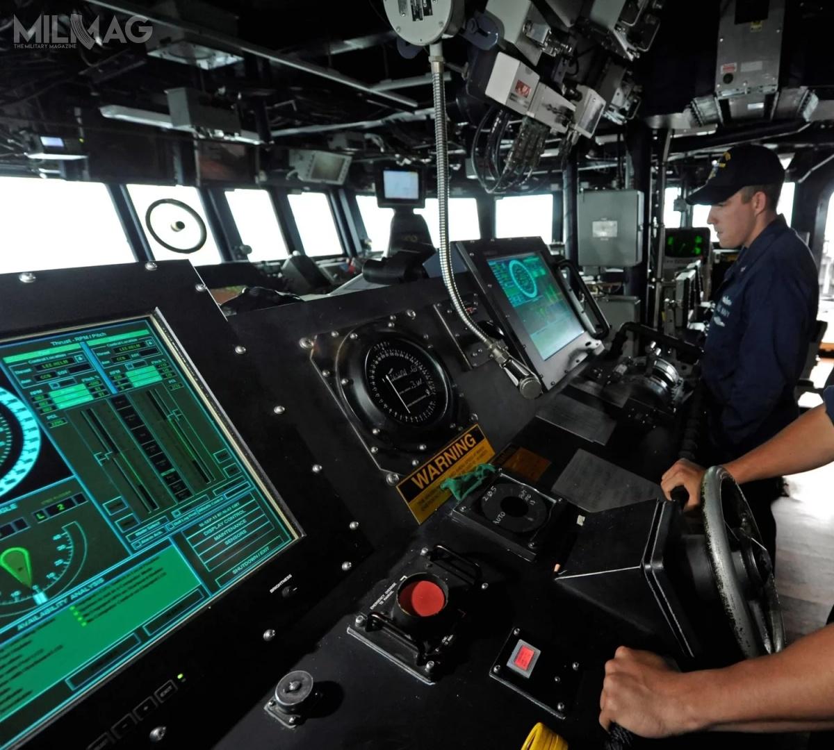 US Navy planuje przywrócić mechaniczne przyrządy sterowe i przepustnice w miejsce ekranów dotykowych, co stanowi jeden z wniosków dotyczących przyczyn kolizji dwóch niszczycieli rakietowych typu Arleigh Burke w 2017. Ponadto, rozważana jest unifikacja urządzeń na mostkach na poszczególnych okrętach, które dziś różnią się nawet w przypadku jednego jednostek tego samego typu. / Zdjęcie: US Navy