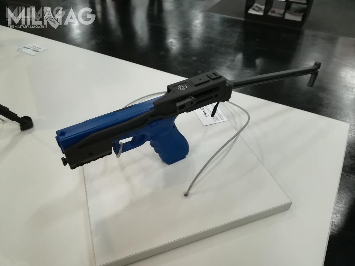 USW-G jest osadzony wyłącznie na szynie akcesoryjnej pistoletu. Do prawidłowego działania wymaga zastosowania dostarczanej w zestawie płytki oporowej zamka, w której osadzana jest rękojeść napinania.