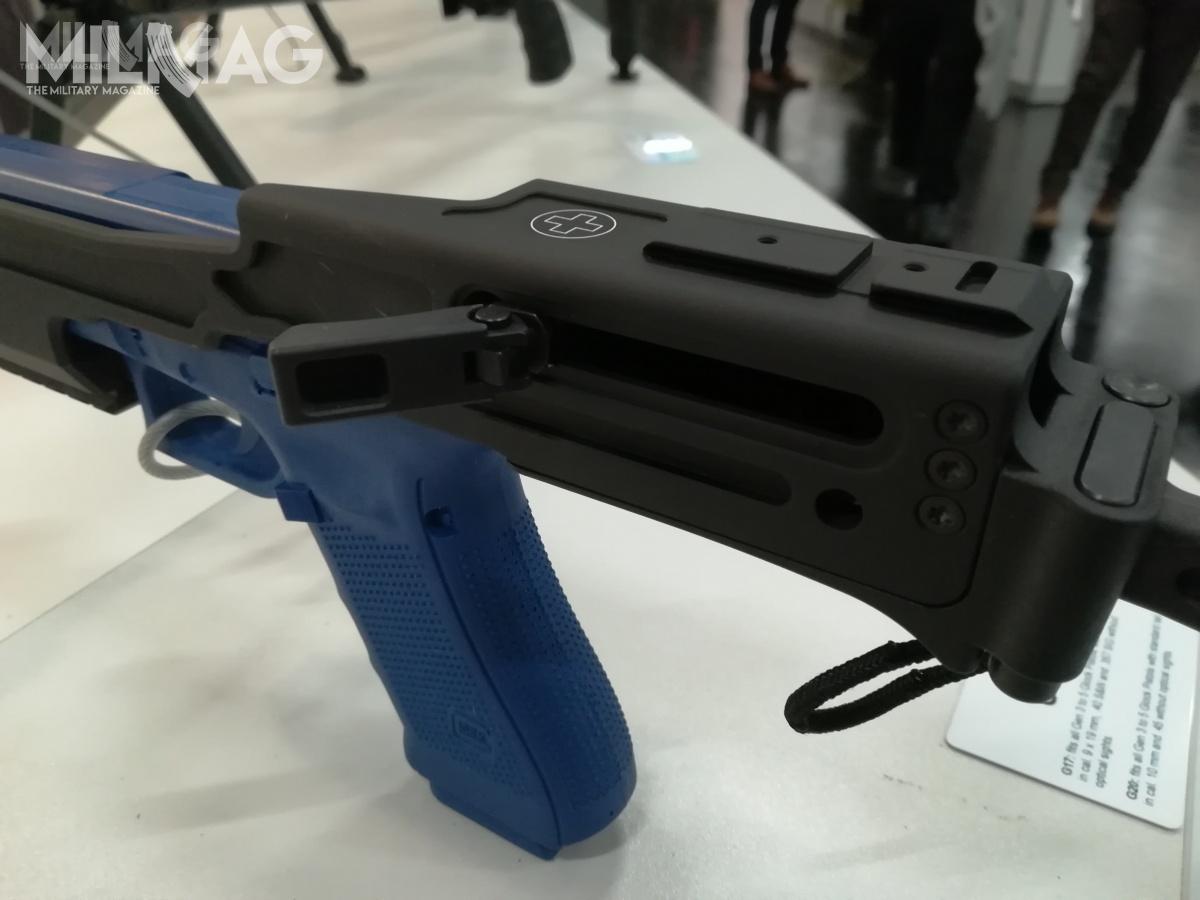 Składana rękojeść napinania może być umieszczona po prawej lub lewej stronie broni. /Zdjęcia: Joachim Raźny