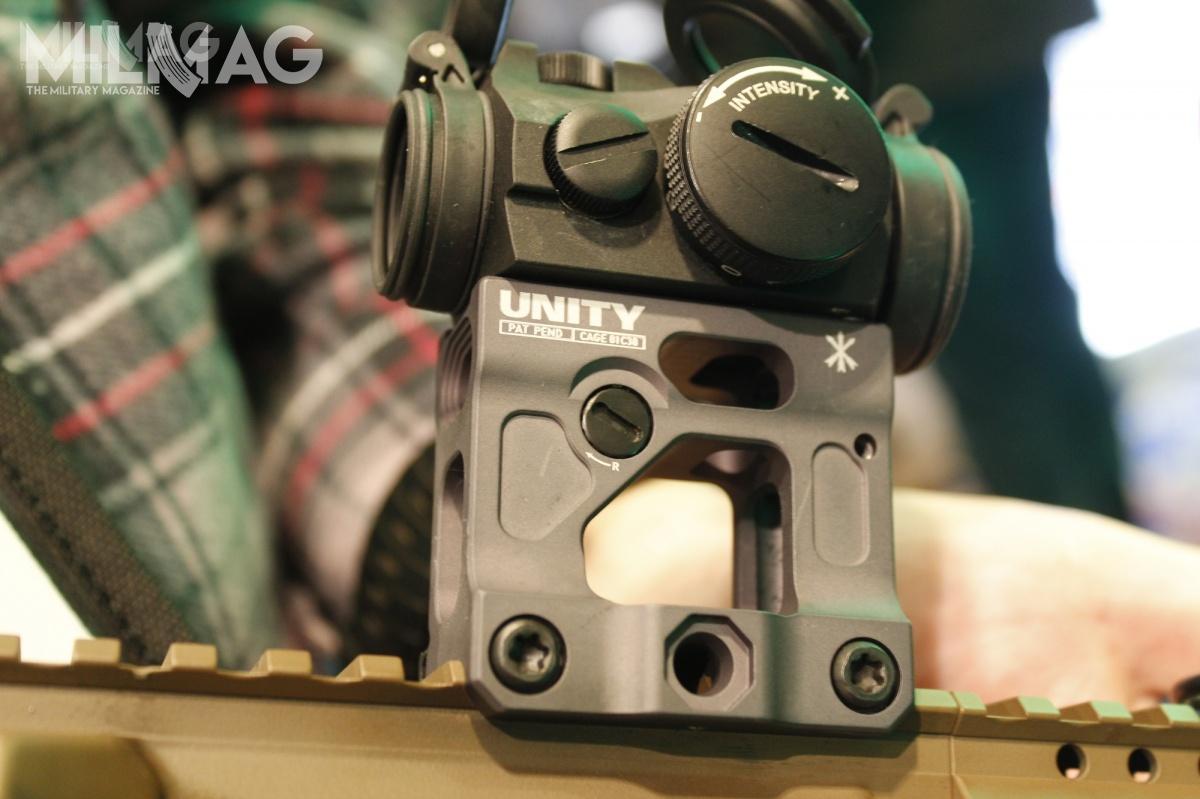 W podstawę kolimatora wbudowano regulowany celownik mechaniczny. /Zdjęcia: Celina Pawlik