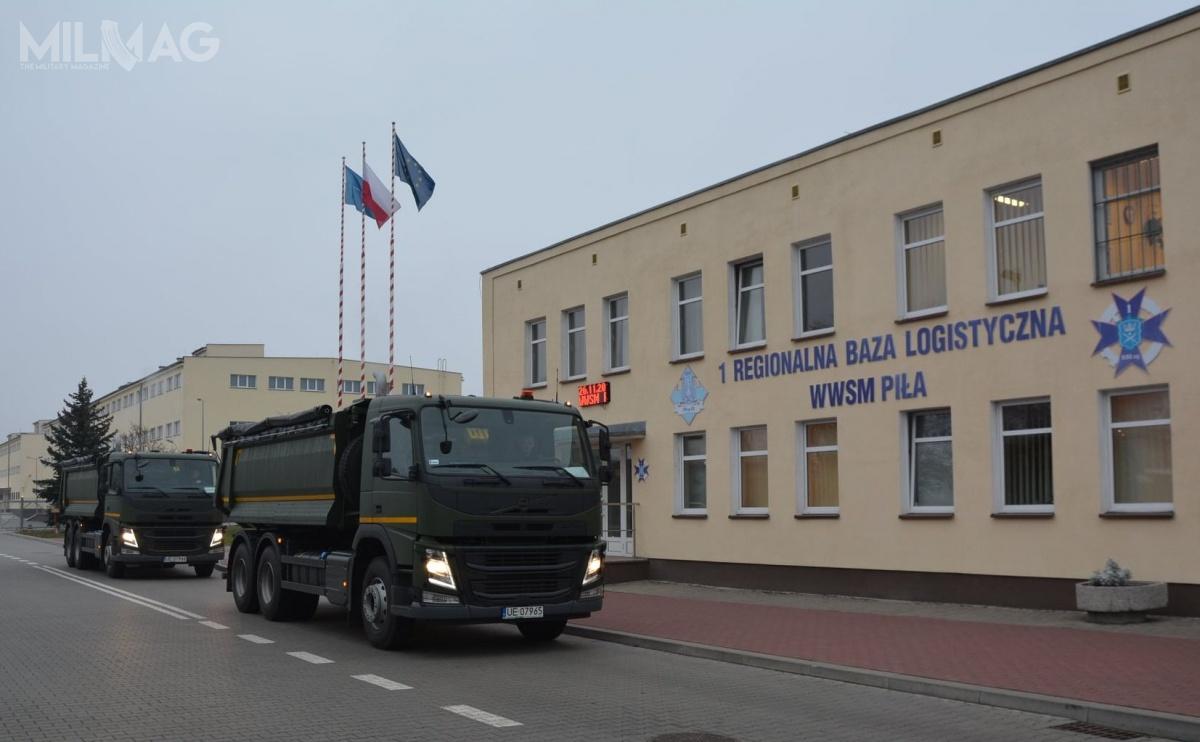 Drugie postępowanie zakończyło się dostawą 5 wywrotek dużej ładowności Volvo VTL3R/FM, w tym 3 w ramach zamówienia podstawowego i 2 w ramach prawa opcji. / Zdjęcia: IWsp SZ
