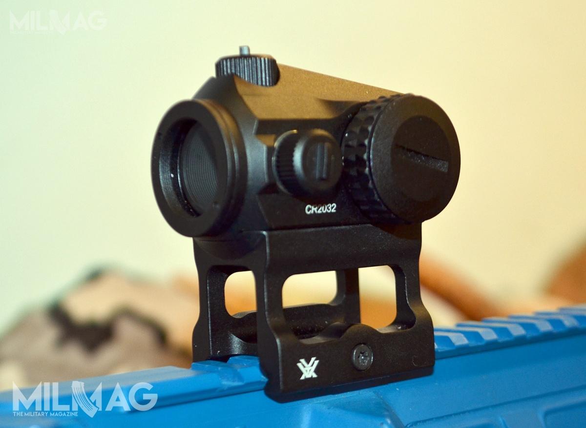 Wysoki, szkieletowy montaż pozwala na wygodne i pewne mocowanie kolimatora na karabinkach systemu AR / Zdjęcia: Karol Szczęśniak