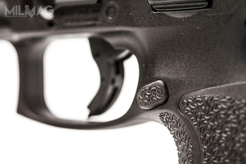 Przycisk zwolnienia magazynka zastępujący charakterystyczną dla pistoletów H&K obustronną dźwignię, może być przestawiony na lewą lub prawą stronę szkieletu.