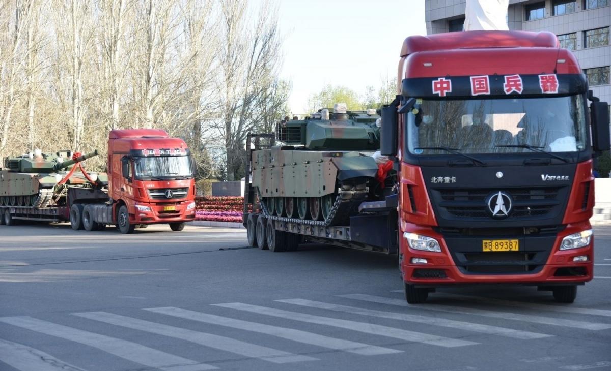 Czołg VT-4 ma 10,1 m długości, 3,5 m szerokości i 2,4 m wysokości. Uzbrojono go w 125-mm armatę gładkolufową (mogącą strzelać czołgowymi przeciwpancernymi pociskami kierowanymi 9K119 Refleks), 7,62-mm sprzężony karabin maszynowy, 12,7-mm karabin maszynowy na wieży i 6 wyrzutni granatów dymnych. Pojazd ma 52 t. Dzięki 1300-konnemu silnikowi wysokoprężnemu rozwija do 70 km/h. Jego zasięg wynosi 500 km. Czołg wyposażono w automat ładowniczy z zapasem 22 naboi w wieży / Zdjęcie: Inner Mongolia First Machinery Group