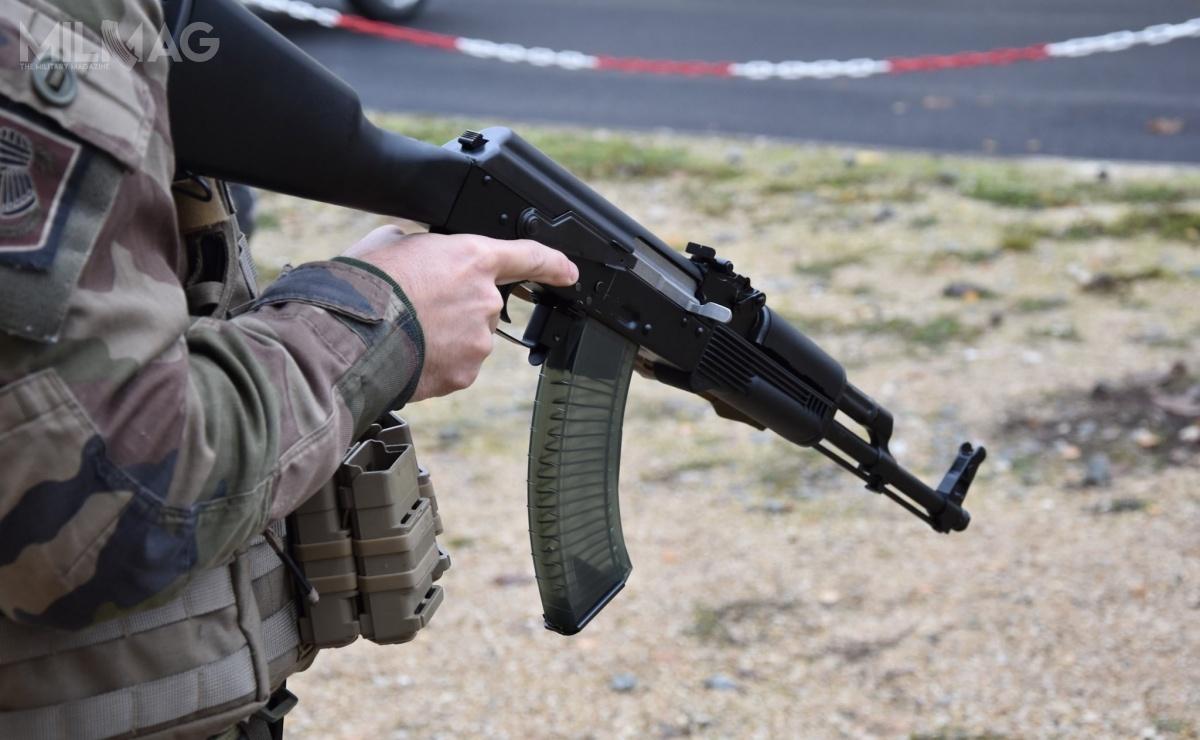 Dostarczony przez WBP Rogów do centrum szkolenia model karabinka automatycznego sprzedawany jest także w Polsce w odmianie samopowtarzalnej pod nazwą Jack. Broń ma długość 880 mm, 415-mm lufę i masę 2,96 kg. Łoże, nakładka na lufę i kolba wykonane są z czarnego tworzywa sztucznego