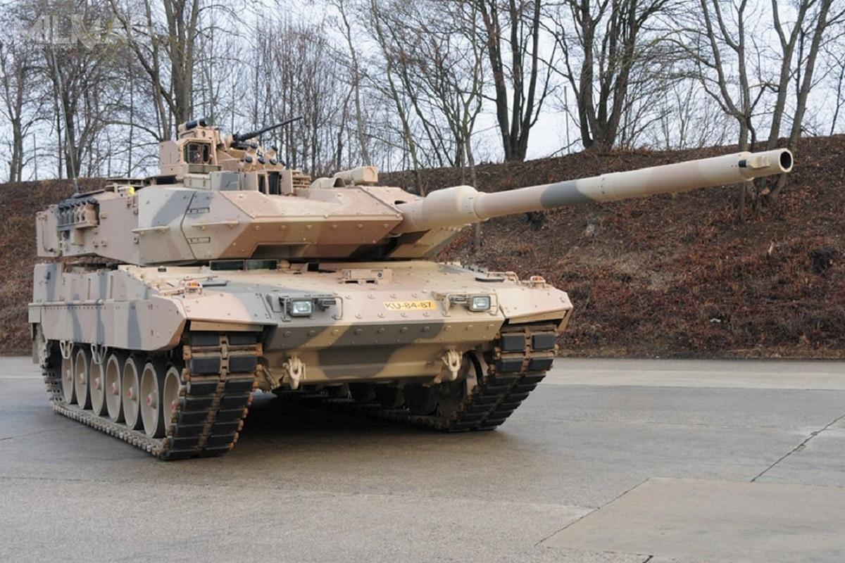 Leopard 2A7+ o zwiększonej masie całkowietej był testowany przez Bundeswehrę pod kątem operacji miejskich (UrbOp) i został wyposażony we wzmocnione, modułowe opancerzenie przodu, burt kadłuba i wieży, a także stropu wieży. Czołg otrzymał nowe zawieszenie, amunicję programowalną i zdalnie sterowany moduł uzbrojenia. Modernizacji poddano także system celowniczy i łączność. /Zdjęcie:  Krauss-Maffei Wegmann