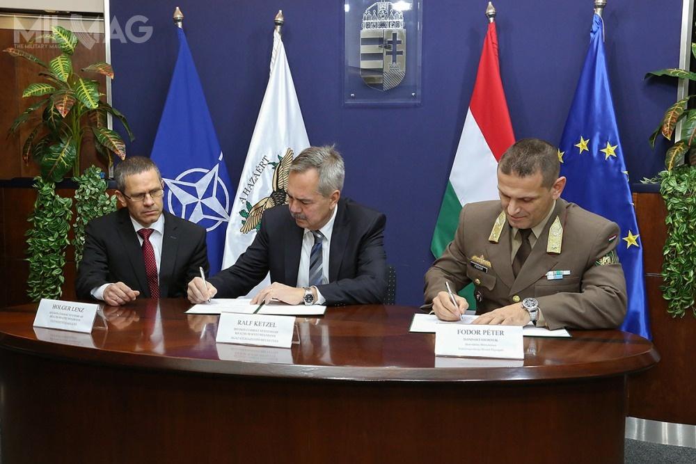Porozumienie podpisali Holger Lenz i Ralf Ketzel z grupy Krauss-Maffei Wegmann oraz gen. bryg. Péter Fodor, reprezentujący węgierski resort obrony. /Zdjęcie: Ministerstwo Obrony Węgier
