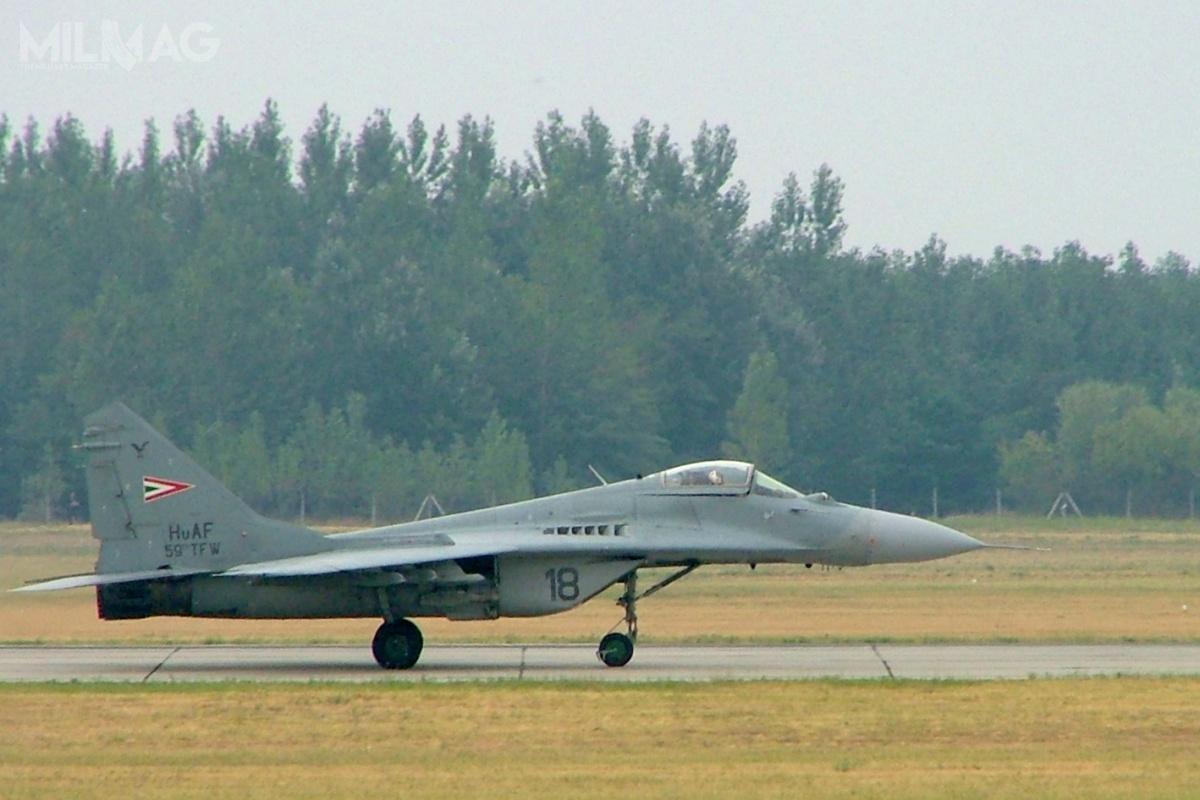 Wycofane ze służby w 2011 węgierskie MiG-29B/UB są składowane pod gołym niebem w bazie lotniczej Kecskemét. / Zdjęcie: KGyST
