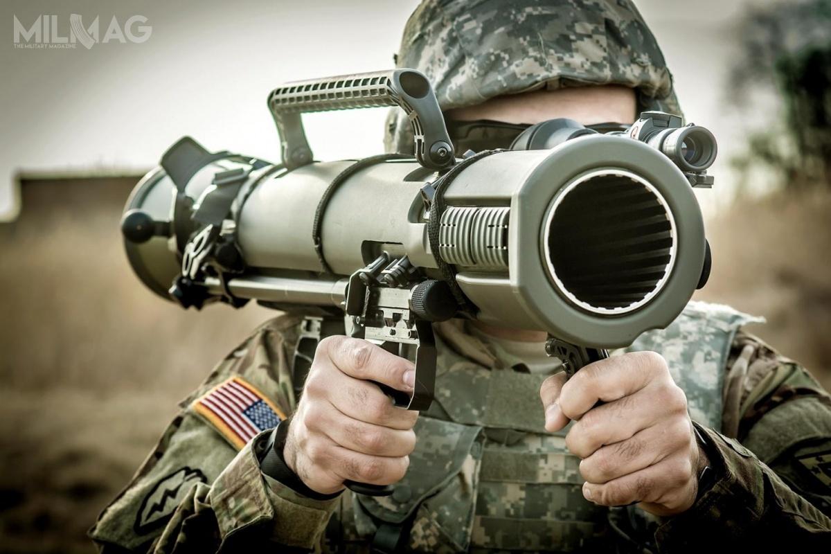 Amerykańskie wojska lądowe zawarły kolejną wieloletnią umowę na dostawy 84-mm granatników bezodrzutowych Carl-Gustaf M4, oznaczonych jako M3E1 Multi-Role Anti-Armor Anti-Personnel Weapon System (MAAWS). Wynegocjowana umowa pozwoli na prowadzenie bezpośrednich zakupów także przez Korpus Piechoty Morskiej i Dowództwo Operacji Specjalnych / Zdjęcie: US Army