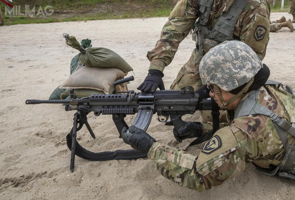 5,56-mm karabinek maszynowy M249 (FN Minimi) jest używany w amerykańskich siłach zbrojnych od ponad 30 lat. Broń może być zasilana z taśmy lub – widoczne na zdjęciu – magazynka pudełkowego. / Zdjęcie: Mark C. Olsen NJNG