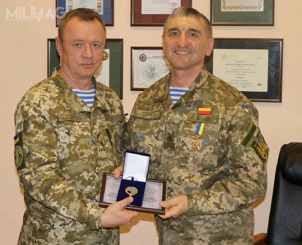 Ukraińskie Siły Operacji Specjalnych poinformowały o pierwszym komandosie udekorowanym nową odznaką Idu na Wi. To generał major Igor Gordijczuk (na zdjęciu z prawej), który zasłynął podczas walk w 2014 o strategiczny szczyt Sawur-Mohyła na Wzgórzach Donieckich