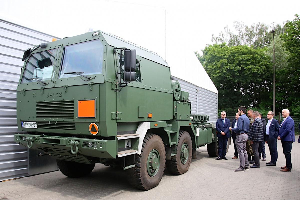 Samochody ciężarowe Jelcz będą odpowiednikami, wykorzystywanych w amerykańskich wojskach lądowych (US Army), ciągników i transporterów z rodziny Oshkosh HEMTT (Heavy Expanded Mobility Tactical Truck) / Zdjęcia: Polska Grupa Zbrojeniowa