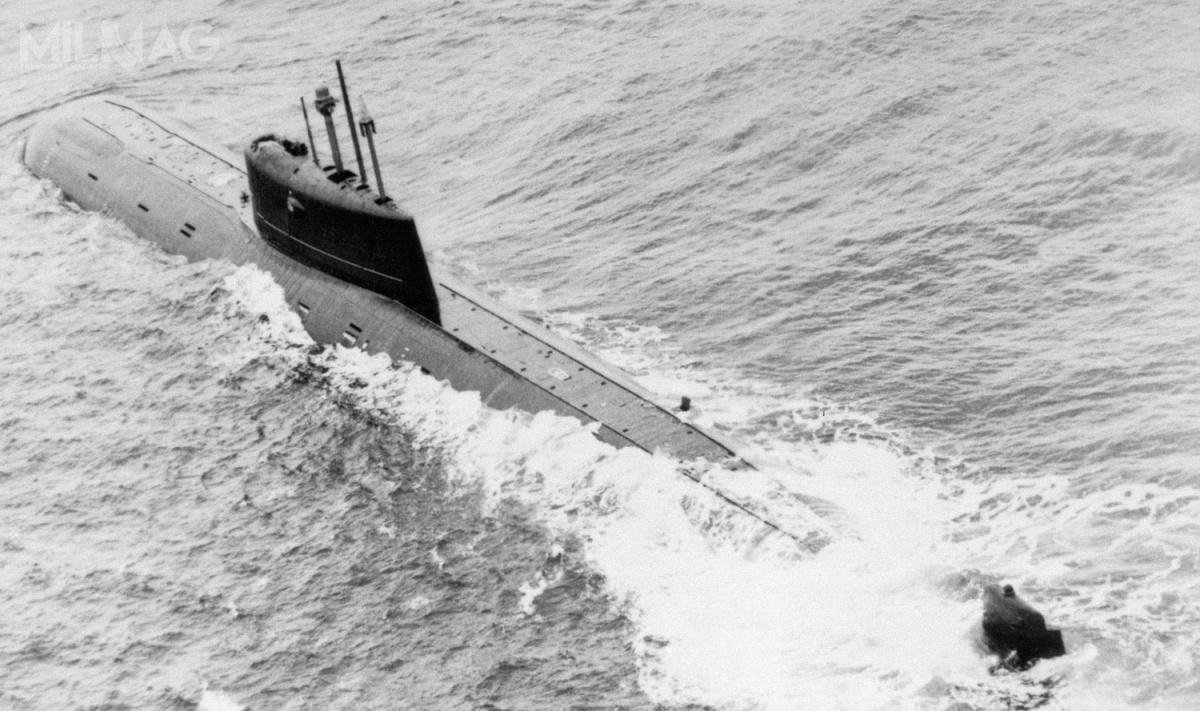 K-278 Komsomolec miał 117,5 m długości, 10,7 m szerokości, 8-9 m zanurzenia. Jednostka wypierała 4,4-5,75 tys. t na powierzchni i 6,4-8 tys. t pod wodą. Dzięki tytanowemu kadłubowi okręt mógł bezpiecznie zejść na głębokość 1020 m, ale projekt zakładał możliwość zejścia na 1250 m. Głębokość zgniatania ustalono na 1500 m, podczas gdy okręt osiadł na dnie prawie 200 m poniżej tej wartości / Zdjęcie: US Navy
