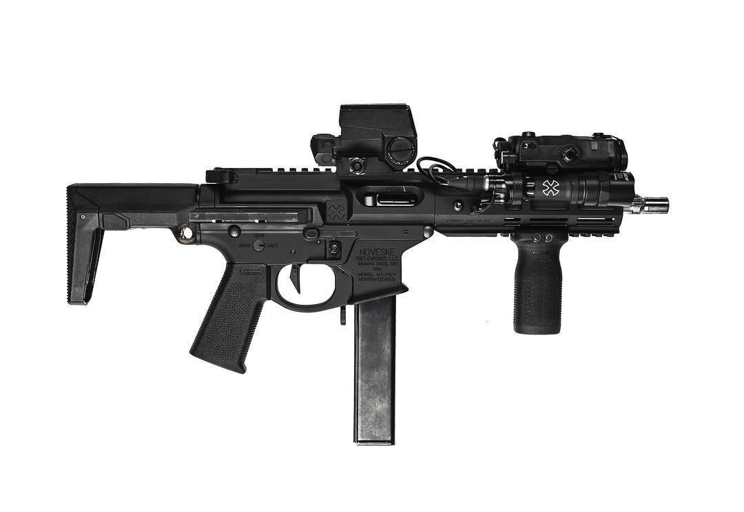 Space Invader to karabinek zasilany amunicją 9 mm x 19 z 30-nabojowych magazynków Colta. Jak twierdzą twórcy, wybór nie padł na magazynki kompatybilne z pistoletami Glock ze względów estetycznych. /Zdjęcie: Noveske