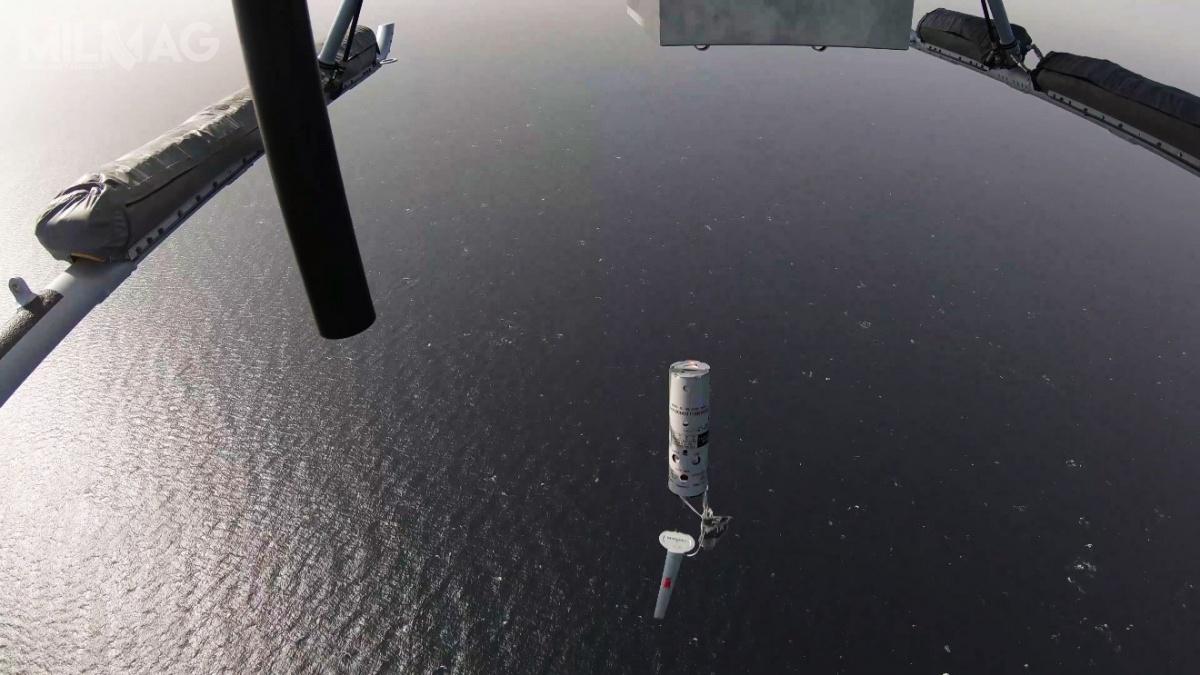 Jednak jak wynika z fotografii z demonstracji przeprowadzonej 29 października 2019 dla US Navy, testowy śmigłowiec Bell 407 będący surogatem MQ-8C, przenosił pojedynczy zasobnik centralnie pod kadłubem / Grafika i zdjęcie: Northrop Grumman