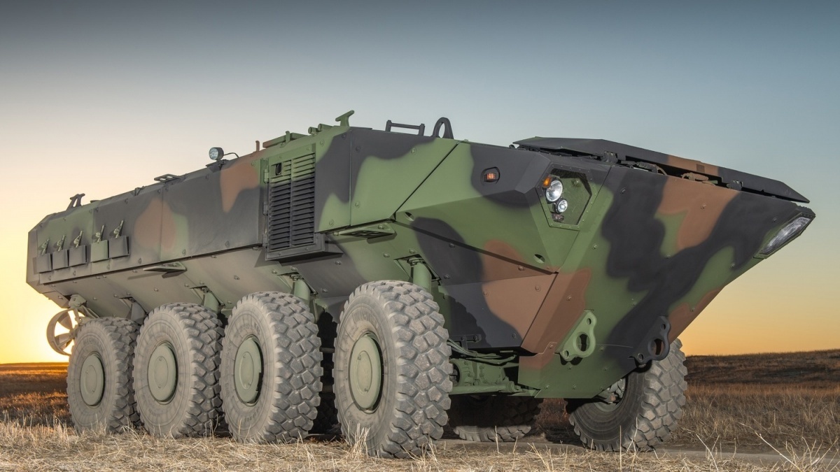 Pojazdy rodziny ACV są napędzane 6-cylindrowym silnikiem wysokoprężnym o mocy 700 KM. Wariant bazowy ma masę własną 15 t, a dopuszczalna masa całkowita dla wersji specjalistycznej to 24 t. Załoga liczy trzech żołnierzy (dowódca, kierowca i strzelec). Na pokładzie można przewozić od 8 do 13 żołnierzy desantu w zależności od konfiguracji. Zasięg ACV na lądzie wynosi 800 km, a w wodzie 64 km, przy prędkości, odpowiednio, 105 i 10 km/h. ACV można przemieszczać drogą powietrzną na pokładzie samolotów transportowych klasy C-130 Hercules i A400M Atlas. Będą jednak transportowane przede wszystkich drogą morską na pokładzie uniwersalnych okrętów desantowych / Zdjęcie: BAE Systems