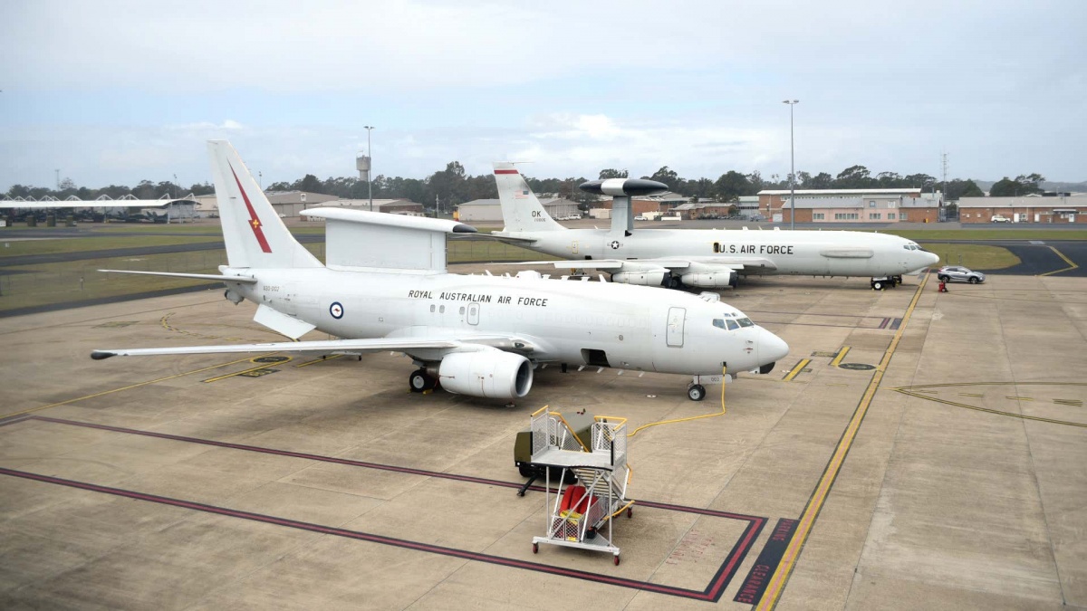  Dowódca amerykańskich wojsk lotniczych na Pacyfiku wskazał na konieczność zakupu samolotów wczesnego ostrzegania i dowodzenia E-7A Wedgetail (na pierwszym planie) w miejsce wiekowych E-3 Sentry (w głębi) / Zdjęcie: USAF