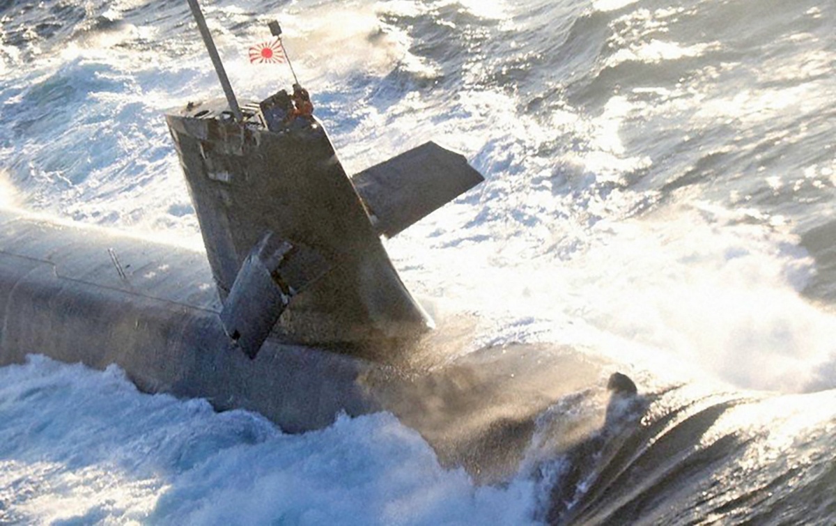 W wyniku kolizji z chińskim masowcem Ocean Artemis, japoński konwencjonalny okręt podwodny JS Sōryū (SS-501) został uszkodzony, a trzech marynarzy na jego pokładzie zostało rannych / Zdjęcie: straż wybrzeża Japonii
