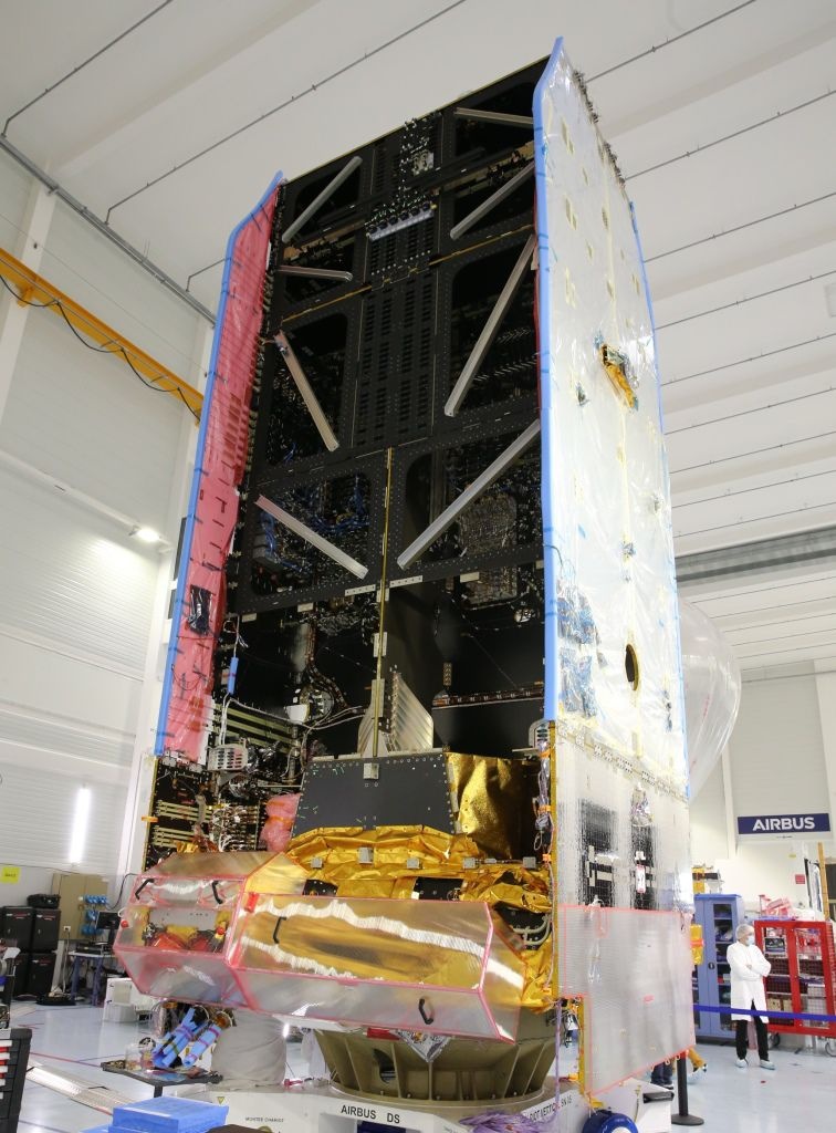 Montaż satelity miał miejsce w Tuluzie. Jeszcze w tym roku zostanie wyniesiony na orbitę geostacjonarną / Grafika i zdjęcie: Airbus Defence and Space