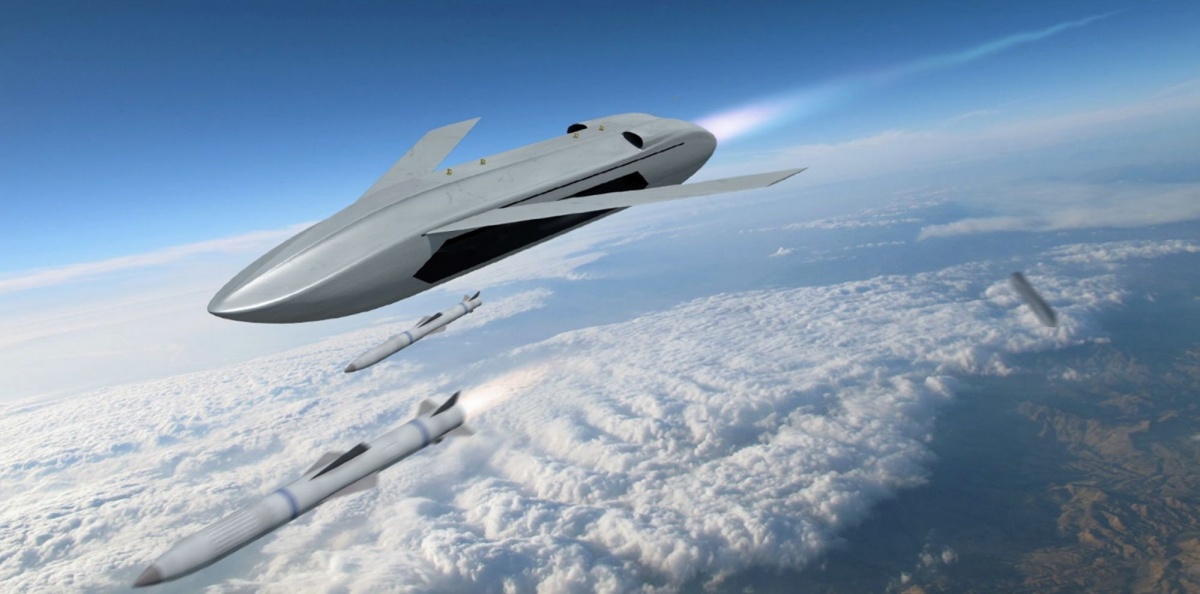 Agencja DARPA zaprezentowała wstępną koncepcję LongShot, który byłby bezzałogowcem o napędzie odrzutowym i zredukowanym przekroju radarowym, podobnym do pocisku manewrującego, przenoszącym w wewnętrznej komorze uzbrojenia dwa pociski rakietowe klasy powietrze-powietrze. / Grafika: DARPA