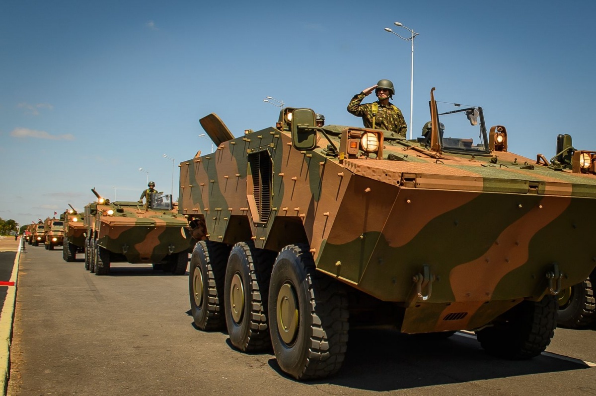 Izraelska spółka Rafael Advanced Defense Systems porozumiała się z brazylijskim oddziałem ALLTEC współpracy w zakresie badań nad ochroną balistyczną pojazdów opancerzonych / Zdjęcie: ministerstwo obrony Brazylii
