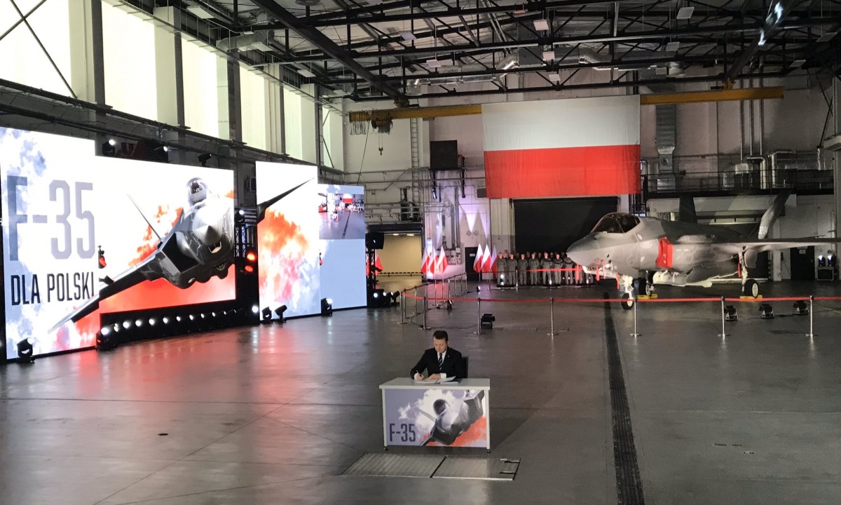 The Polish Minister of Defense, Mariusz Blaszczak, signs the contract for delivery of 32 F-35 Lightning II multirole fighter aircraft for the Polish Air Force / Picture: Polish MoD 