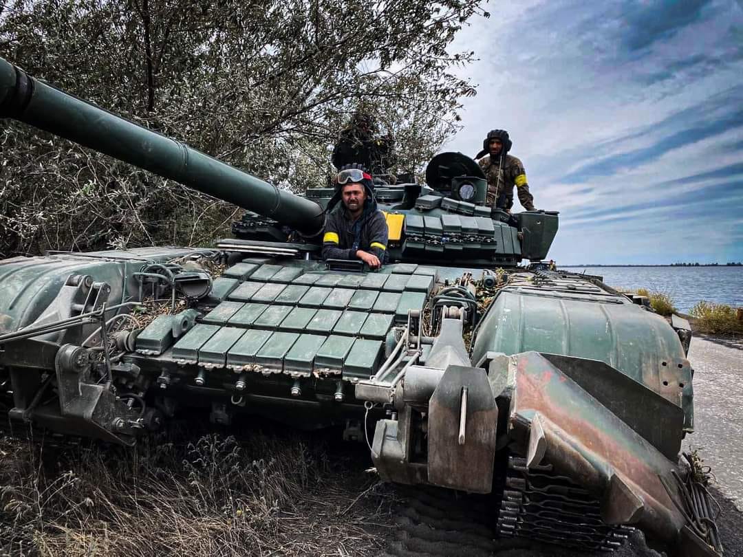 NEXTA on X: An occupant tank with a Soviet flag is moving toward #Kherson.   / X