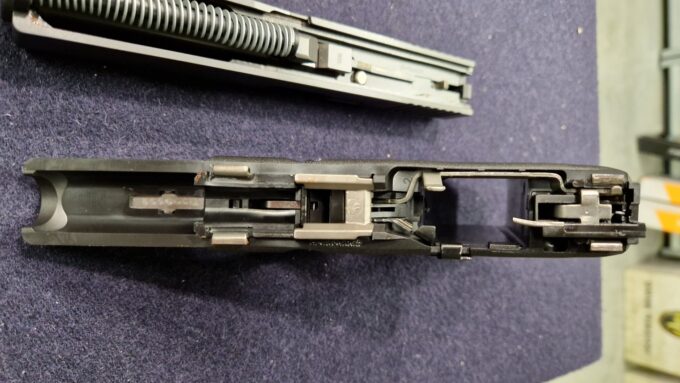 wnętrze pistoletu glock p80