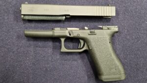 pistolet glock p80 ze zdjętym zamkiem