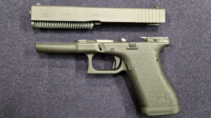 pistolet glock p80 ze zdjętym zamkiem