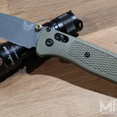 nóż benchmade bugout i latarka fenix e28r