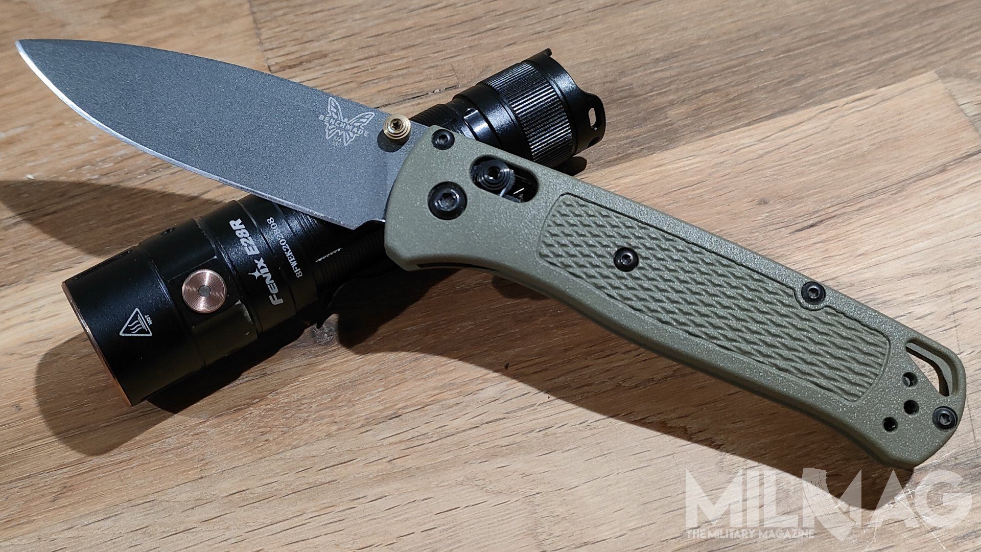 nóż benchmade bugout i latarka fenix e28r