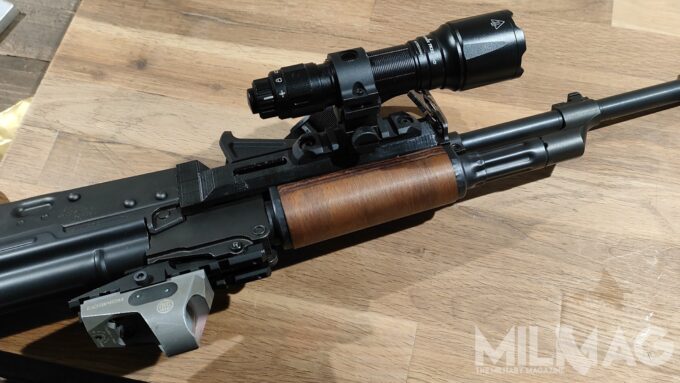 latarka fenix tk22 tac na karabinku ak